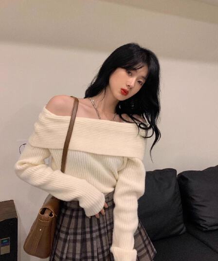 오프숄더 느긋한 바람 오프숄더 스웨터 여자 가을 겨울 쇼트 스타일 새는 어깨 고급 센스 검정색 보트넥 니트 스웨터 맨위