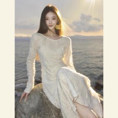 批发早秋流行法式气质女神范轻奢高级感气场强大温柔风<b class='q'>白色</b>针织<b class='q'>连衣裙</b>