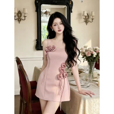 批发法式温柔风立体花朵吊带<b class='q'>连衣裙</b>女高级感简约大气修身显瘦小礼服裙