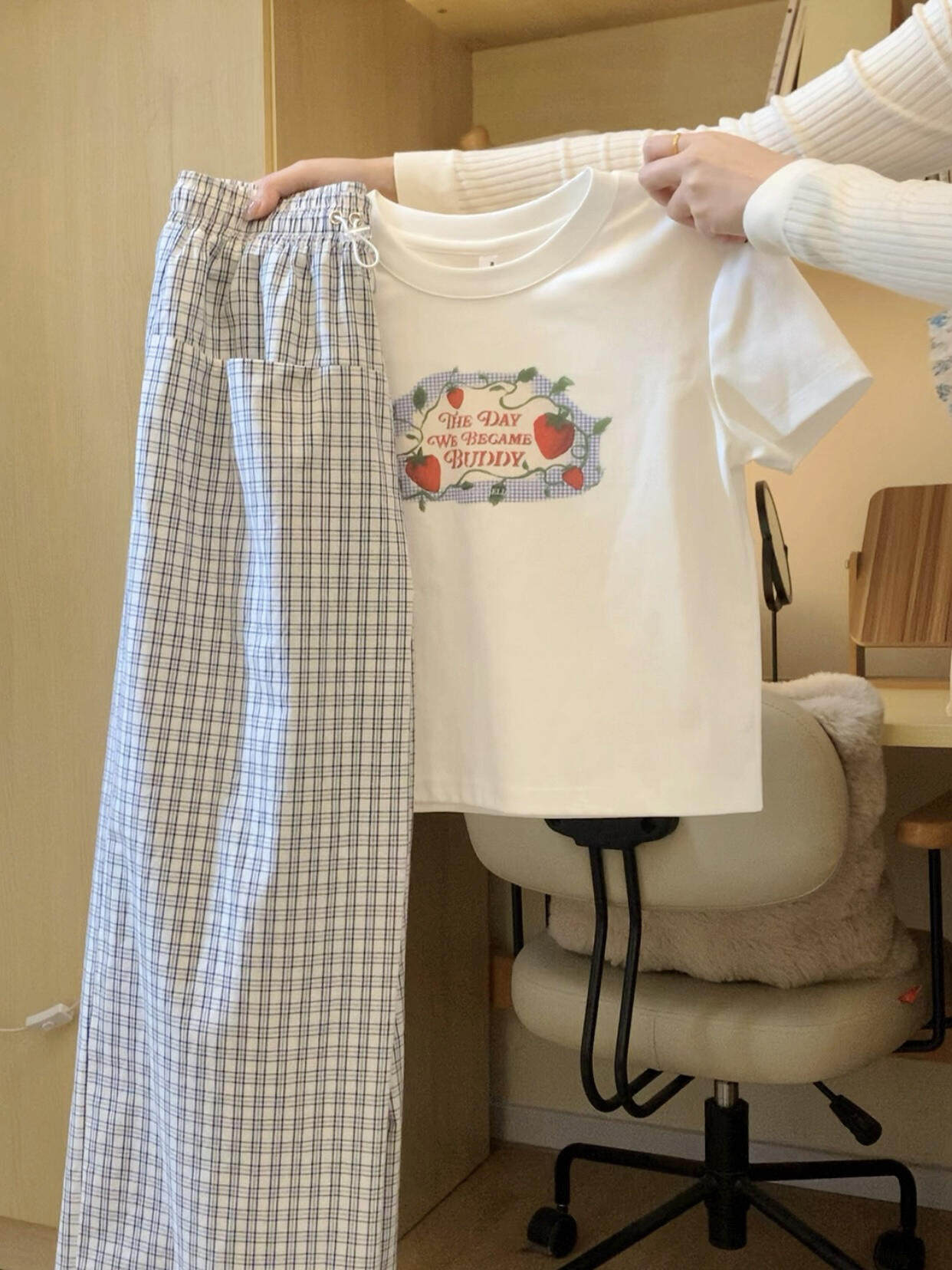 한 부서 초여름 전체 집합 ootd 착용 가져 가라. 딸기 프린트 라운드 넥 반팔 티셔츠 여성 체크무늬 캐주얼 바지 투피스 세트