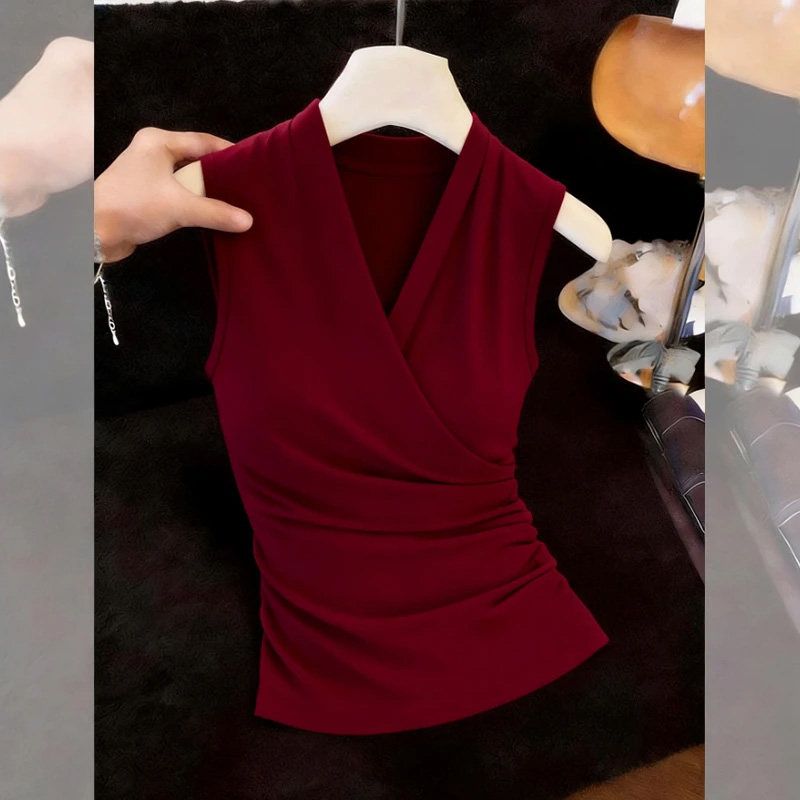 디자인 센스 빨간색 V넥 민소매 반팔 조끼 여성 여름 2026 새로운 자이언트 잘 생긴 아름다운 기본 셔츠 맨위