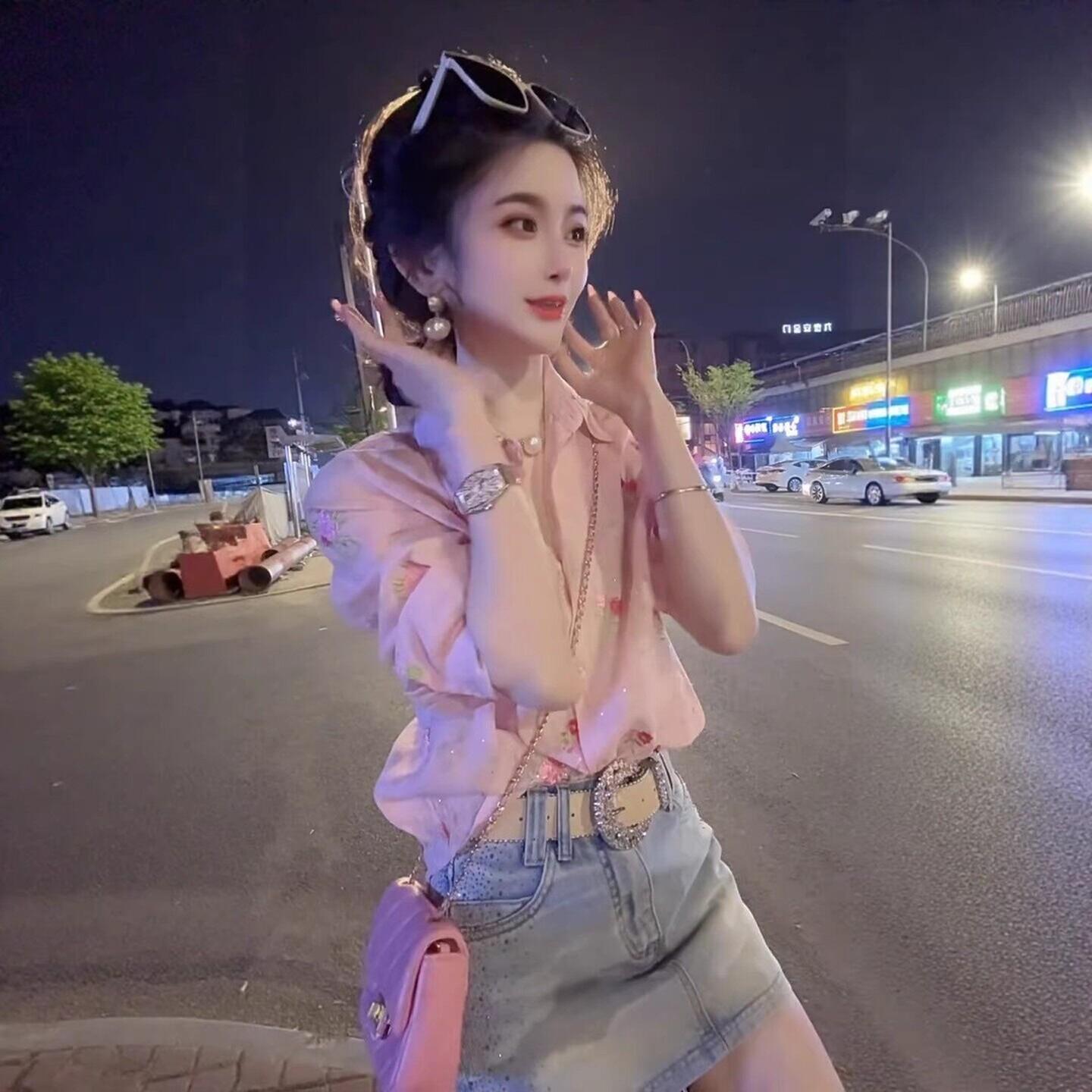 2026 초여름 새로운 프랑스식 고급 센스 V넥 검정색 스트랩 스트라이프 여성 셔츠 외국 가스 연령 감소 품격 맨위