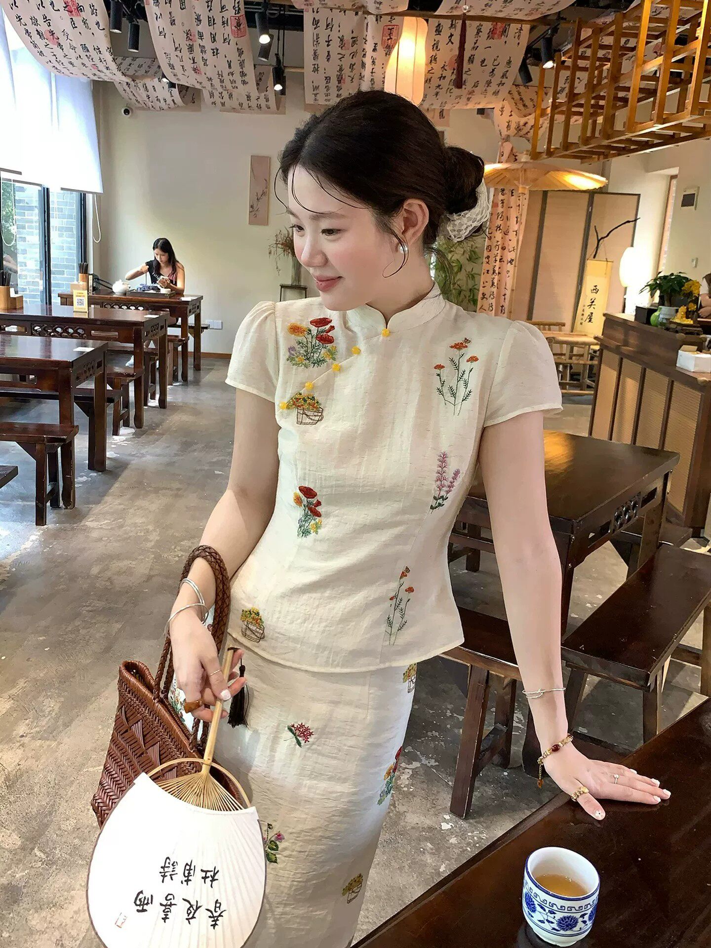 새로운 중식 국풍 레트로 자수 스탠드 칼라 긍정적 인 어깨 반팔 맨위 반신 치마 세트 여성 여름 코디 전체 집합