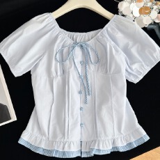 批发实拍一字领系带蝴蝶结泡泡袖衬衫女夏收腰荷叶边格纹撞色短款上衣