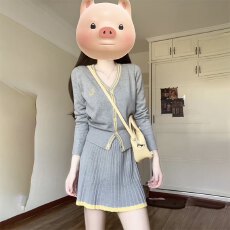批发灰色v领撞色边针织开衫+灰色针织百褶裙两件套