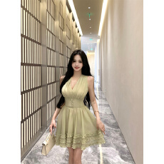 批发实拍实价法式绿色V领<b class='q'>连衣裙</b>气质纯欲名媛风绝美收腰网纱蓬蓬短裙