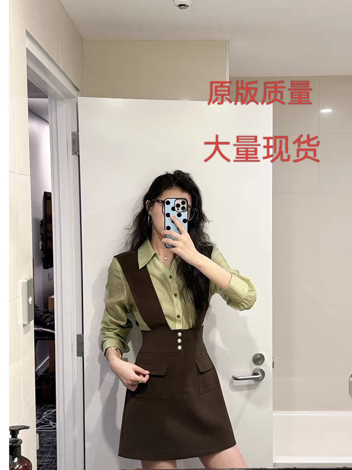 페이크 레이어드 활력 천 골드 작은 대중 배색 품격 멜빵 폴로 칼라 여성 드레스 2026 봄 새로운 짧은 치마