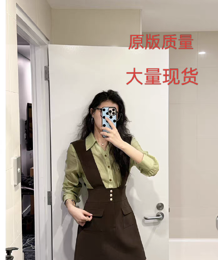 페이크 레이어드 활력 천 골드 작은 대중 배색 품격 멜빵 폴로 칼라 여성 드레스 2026 봄 새로운 짧은 치마