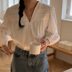 批发现 KOREA 法式浪漫蕾丝点缀V领灯笼袖宽松<b class='q'>百搭</b>别致美腻衬衫上衣女