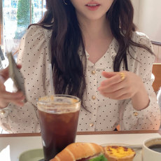 批发KOREA 法式轻熟氧气感<b class='q'>娃娃领</b>撞色金扣点缀泡泡长袖上衣<b class='q'>衬衫</b>女