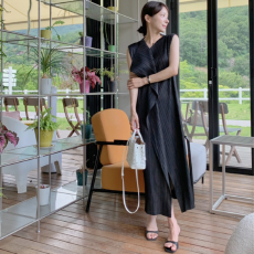 批发Cherry 轻熟风不规则垂坠感<b class='q'>翻领</b>气质前开叉通勤压褶无袖<b class='q'>连衣裙</b>
