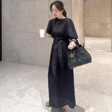 批发有货 Cherry 极简三宅风垂坠宽松显瘦气质短袖压褶连衣裙~两件套