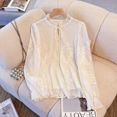 实拍温柔新中式风蕾丝刺绣衬衫女2026春系带钉珠领长袖上衣雪纺衫
