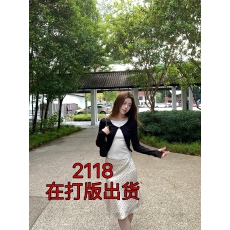批发假两件设计感针织衫女长袖T恤内搭打底上衣+波点半身裙套装