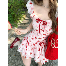 批发Q女家 3/23 花契玫瑰园/长短裙双版本～氛围感红色度假碎花<b class='q'>连衣裙</b>