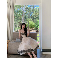 批发JustQin莉莉安庄园2026新春装性感花边吊带<b class='q'>连衣裙</b>女收腰长裙