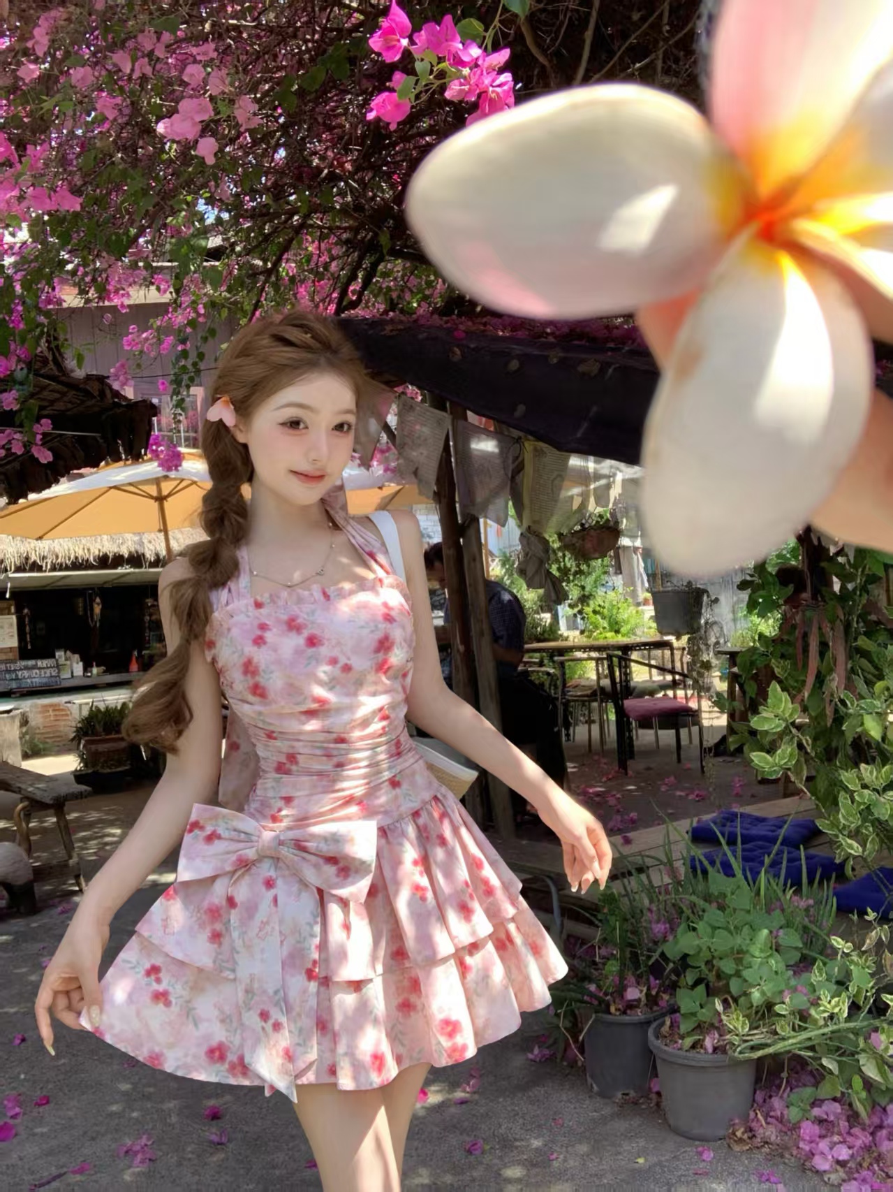q 여자 집 꽃 봄날 노래 아름다운 꽃무늬 행침 목 핑크색 드레스 작은 키 휴가 치마 여름