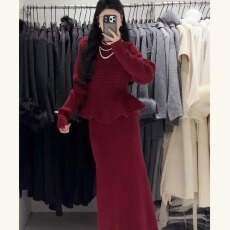 批发<b class='q'>秋</b>冬新款气质时尚高级感坑条伞边针织上衣+半身裙两件套