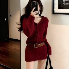 批发法式红色连帽针织衫<b class='q'>连衣裙</b>子女高级感收腰气质毛衣包臀短裙秋冬季