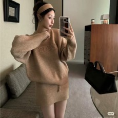 批发休闲<b class='q'>套装</b>字母压印长袖套头毛衣女秋冬穿搭针织半身短裙灰色两件套