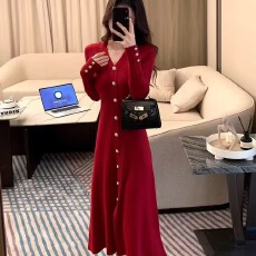 批发高级感<b class='q'>气质</b>针织连衣裙女秋冬新款配大衣修身显瘦内搭打底毛衣长裙