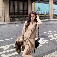 批发镂空提花双排扣针织衫套装女加厚开衫毛衣百褶半身裙两件套