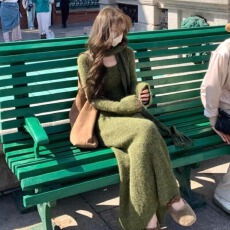 批发秋冬韩系百搭气质简约氛围感修身显瘦U领休闲针织连衣裙配围巾女