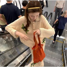 批发2026春<b class='q'>秋</b>新款女装设计感立体刺绣针织开衫时尚宽松显瘦半身裙套装