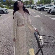 批发韩系松弛感针织<b class='q'>套装</b>女2026春季新款独特别致镂空上衣半身裙两件套