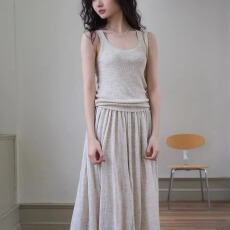 批发早<b class='q'>春</b>气质温柔风褶皱大摆长款连衣裙麻感针织背心裙高弹2件套装裙