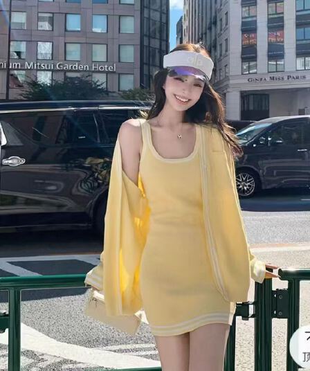 이른 봄 한 부서 chic 착용 가져 가라. 작은 키 외국 가스 장난기 넘치는 연령 감소 황색 니트 오픈 가디건 슬립 점프 슈트 치마 세트