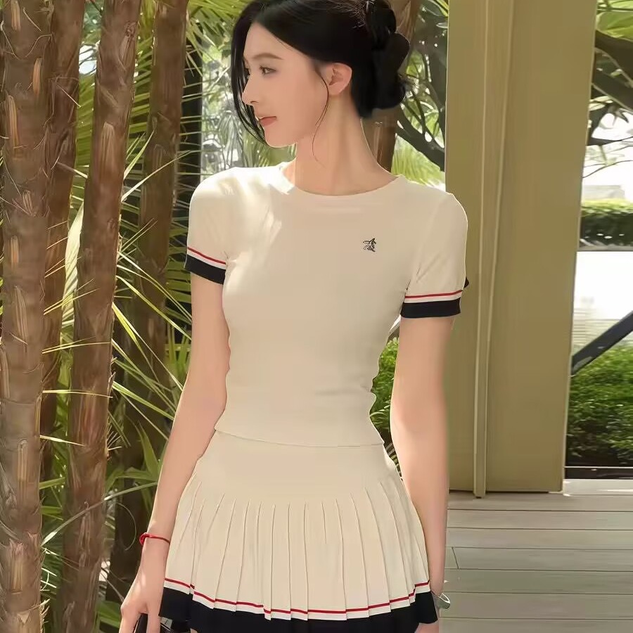 핫걸 바람 라운드 넥 긍정적 인 어깨 반팔 니트 맨위 여성 봄 새로운 몸매 가꾸기 슬림해 보이는 A라인 스커트 미니 스커트 투피스 세트