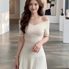 批发独特漂亮绝美小套装韩系温柔风巨好看一字肩上衣短裙两件套2026夏