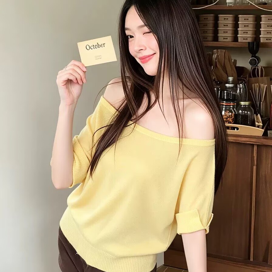 한 부서 비스듬한 어깨 배트윙 소매 니트 스웨터 여성 여름 디자인 센스 오프숄더 반팔 티셔츠 루즈핏 도파민 맨위 ins