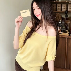 批发韩系斜肩蝙蝠袖针织衫女<b class='q'>夏</b>季设计感露肩短袖t恤宽松多巴胺上衣ins