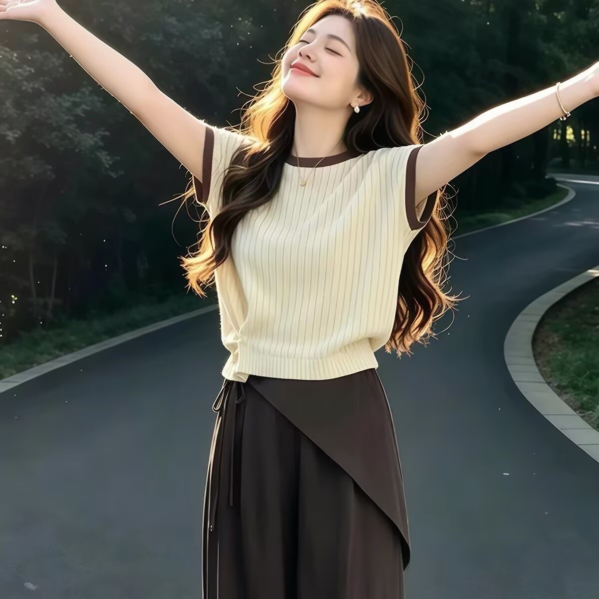 느슨함 센스 배색 측면 구덩이 기사 니트 반팔 여성 여름 라운드 넥 루즈핏 슬림해 보이는 측면 버클 얼음 실크 캐주얼 맨위