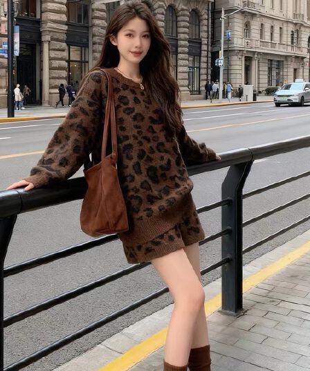 패션 레트로 레오파드 무늬 바람 라운드 넥 니트 스웨터 세트 여성 가을 겨울 루즈핏 인사이드 가져 가라. 외출용 스웨터 투피스 세트 반바지