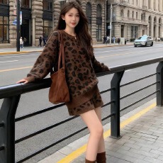 批发时尚复古豹纹风圆领针织衫套装女秋冬宽松内搭外穿毛衣两件套短裤