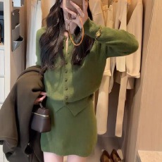 批发巨好看小香风针织套装女秋<b class='q'>冬</b>穿搭一整套绿色毛衣开衫半身裙两件套