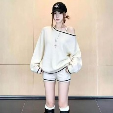 批发复古温柔风巨好看的斜肩上衣<b class='q'>短裤</b>两件套装气质一整套穿搭2026秋季