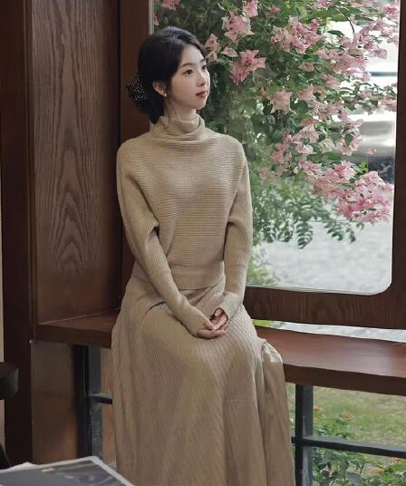 느긋한 루즈핏 터틀넥 니트 스웨터 여성 하이웨이스트 슬림해 보이는 플리츠 무릎 아래 반신 치마 세트