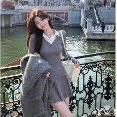 批发新款灰色针织毛衣连衣裙子女早秋季韩系学院风穿搭套装百褶裙