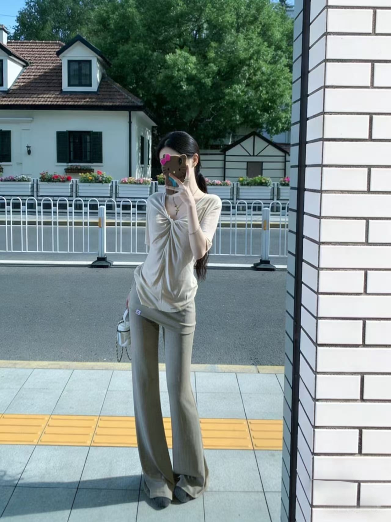 디자인 센스 비틀림 V넥 반팔 긍정적 인 어깨 티셔츠 도루 센스 부츠컷 캐주얼 바지 몸매 가꾸기 슬림해 보이는 다용도 긴 바지 세트
