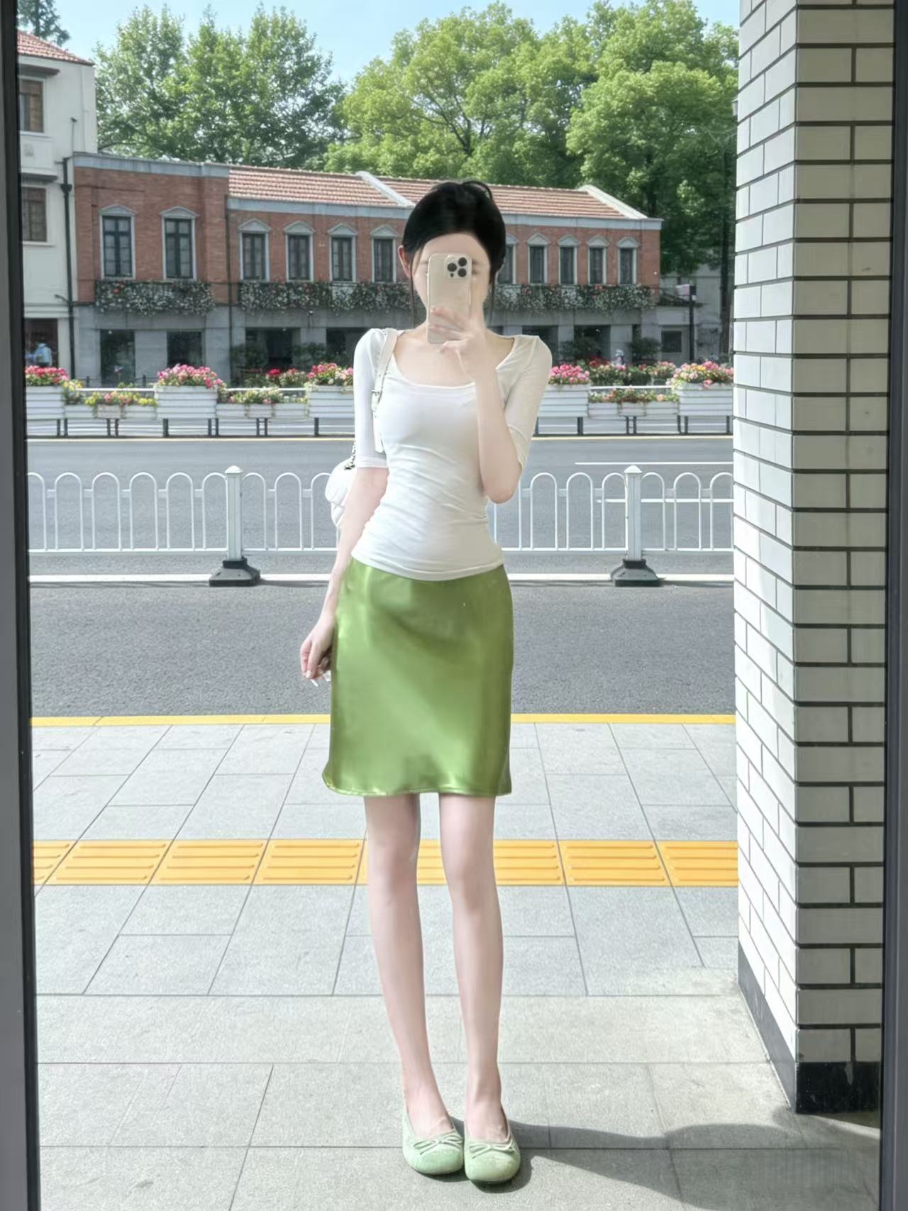 프랑스식 새틴 아세트산 고급 슬림해 보이는 한 마디 하이웨이스트 타이트 스커트 미니 스커트 화이트 u 칼라 중간 소매 반팔 티셔츠 세트