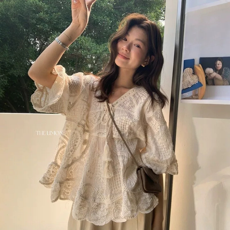 한 부서 살구 색상 레이스 V넥 중간 길이 소매 티셔츠 여성 2026 여름 루즈핏 슬림해 보이는 인사이드 가져 가라. 긍정적 인 어깨 기본 셔츠 맨위