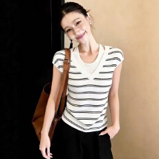 批发韩系穿搭<b class='q'>条纹</b>v领假两件<b class='q'>针织衫</b>女2026新款夏季针织短袖短款上衣女