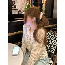 批发韩系漂亮白色碎花<b class='q'>针织</b><b class='q'>开衫</b>外套女早春设计感小众外穿宽松显瘦上衣