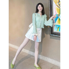 批发2025秋季超火减龄独特超好看单穿上衣<b class='q'>时尚</b>小众不撞款绿色条纹<b class='q'>T</b><b class='q'>恤</b>