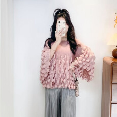 批发2026春装新款百褶风设计感褶皱泡泡宽松显瘦圆领洋气女上衣
