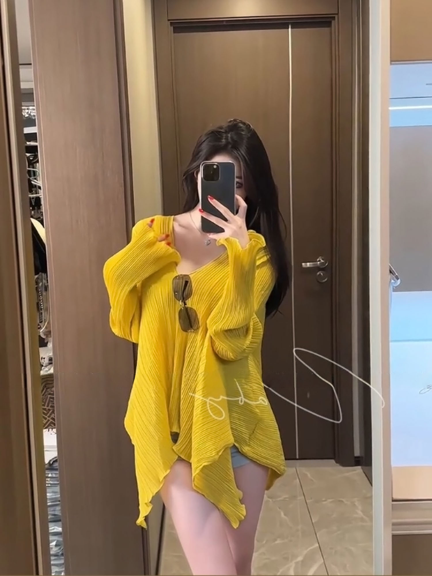 겨자 황색 장기 플리츠 긴팔 풀오버 불규칙 디자인 셔츠 태양 보호 셔츠 루즈핏 중간 길이 쉬폰 블라우스 맨위